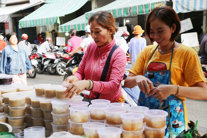 Người Sài Gòn tấp nập đi chợ Tết Đoan Ngọ, tiểu thương hào hứng vì đắt hàng: Một năm chỉ có một ngày-7