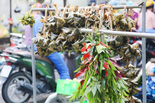 Người Sài Gòn tấp nập đi chợ Tết Đoan Ngọ, tiểu thương hào hứng vì đắt hàng: Một năm chỉ có một ngày-9