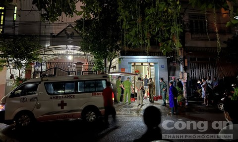 Người đàn ông bị điện giật tử vong, điện thoại cắm sạc nằm trên ngực-1
