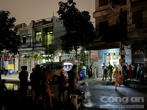 Người đàn ông bị điện giật tử vong, điện thoại cắm sạc nằm trên ngực-3