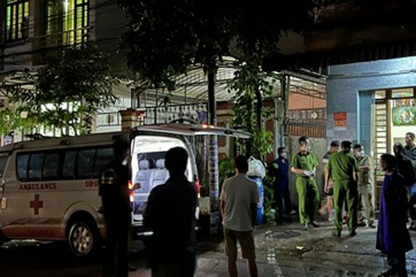 Bất chấp nguy hiểm, nam thanh niên liều mình cứu mạng người đàn ông bị điện giật trên đường ray-1