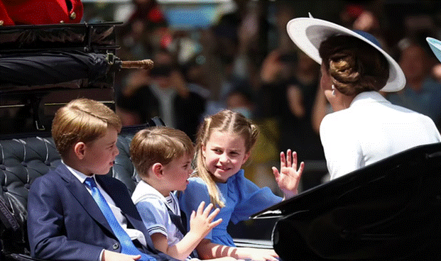 Khoảnh khắc cúi đầu đầy ý nghĩa của 3 con nhà Kate, công chúa Charlotte gây chú ý với loạt biểu cảm đáng yêu-4