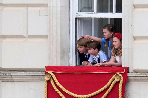Khoảnh khắc cúi đầu đầy ý nghĩa của 3 con nhà Kate, công chúa Charlotte gây chú ý với loạt biểu cảm đáng yêu-5