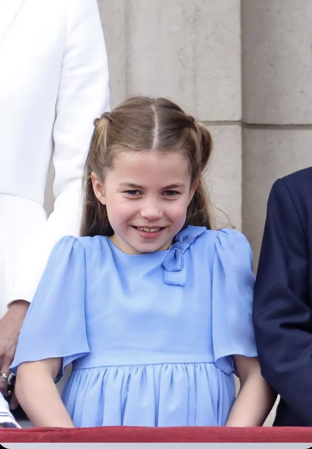 Khoảnh khắc cúi đầu đầy ý nghĩa của 3 con nhà Kate, công chúa Charlotte gây chú ý với loạt biểu cảm đáng yêu-7