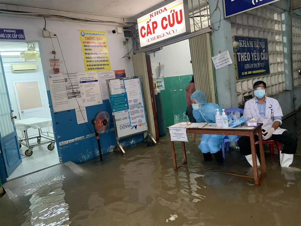 Mưa ngập, bác sĩ TP.HCM bắt cua trong khoa cấp cứu-4