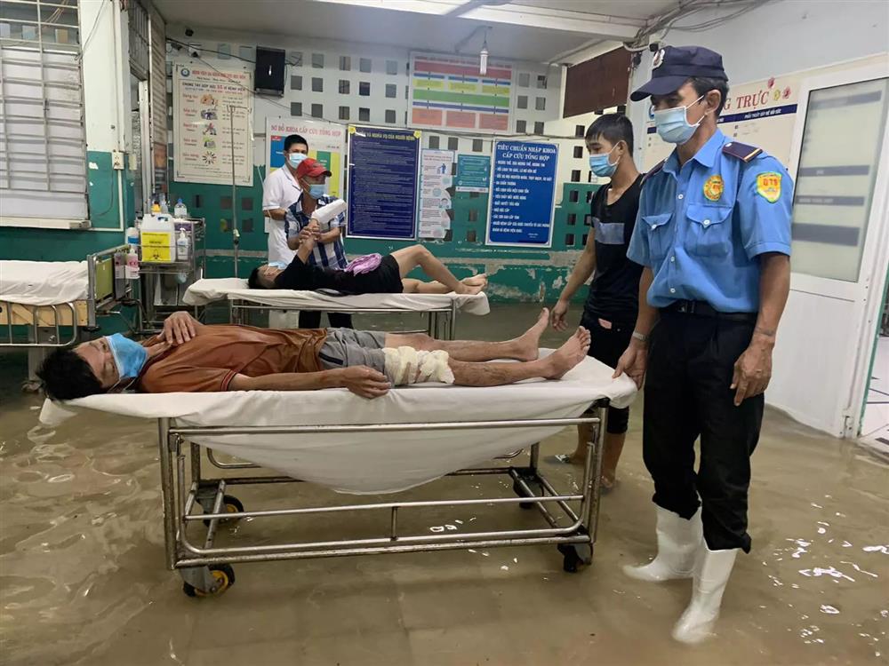 Mưa ngập, bác sĩ TP.HCM bắt cua trong khoa cấp cứu-5