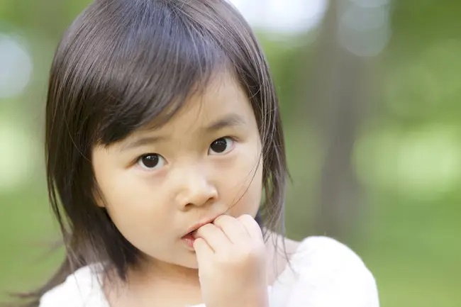 Trẻ cắn móng tay không hẳn vì thiếu vitamin mà do 4 nguyên nhân này: Cái cuối cùng quan trọng nhất nhưng cha mẹ lại không chú ý-1