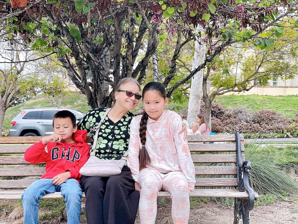 Diễn viên Diệu Hương viên mãn trong không gian ngập hoa và cây cối khi theo chồng sang Mỹ định cư-19