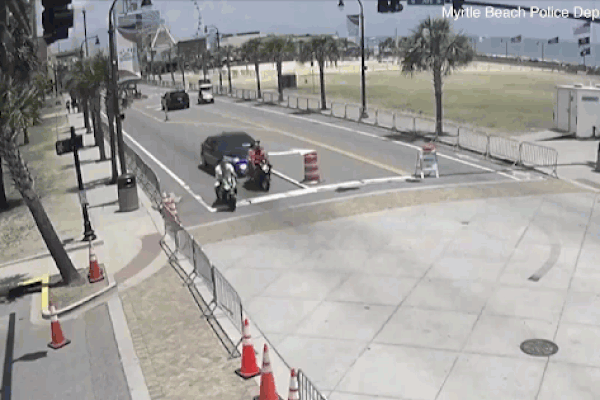 Cảnh sát và người dân cùng hợp sức nâng ô tô cứu người bị nạn