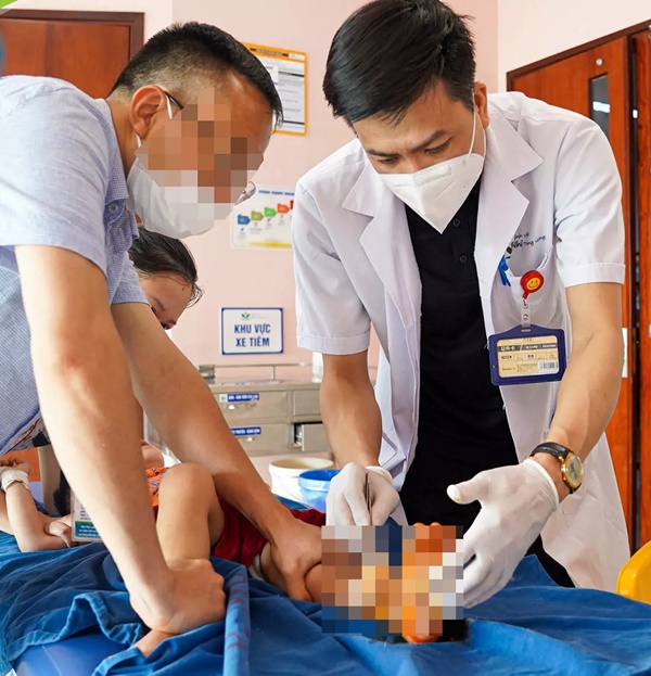 Bé 2 tuổi ở Hà Nội bị nát bàn chân, vỡ xương do cửa tự động-1