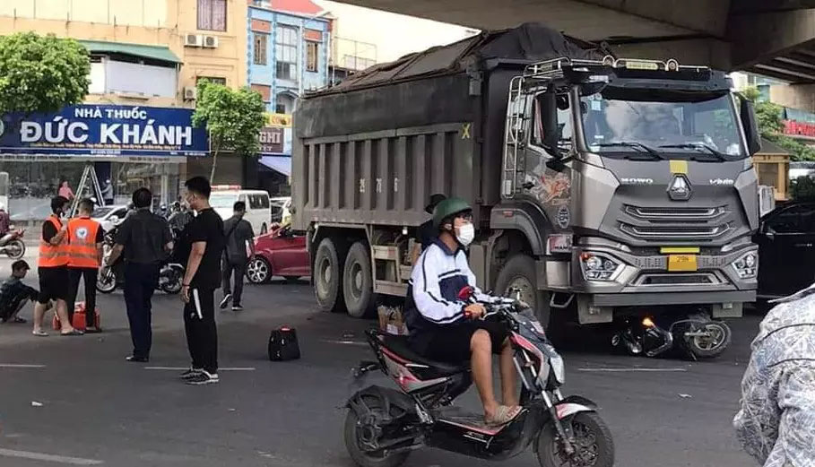 Người phụ nữ tử vong do bị cuốn vào gầm xe tải ở ngã tư Pháp Vân - Giải Phóng-2