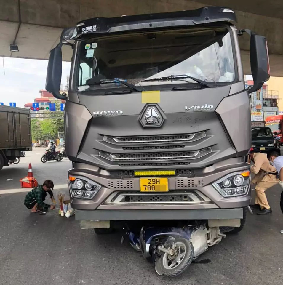 Người phụ nữ tử vong do bị cuốn vào gầm xe tải ở ngã tư Pháp Vân - Giải Phóng-1