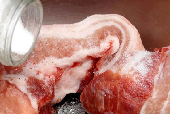 Rắc thứ này lên thịt đông lạnh mà không cần ngâm nước, dù cứng đến đâu cũng rã đông nhanh chóng, mùi vị tươi mới