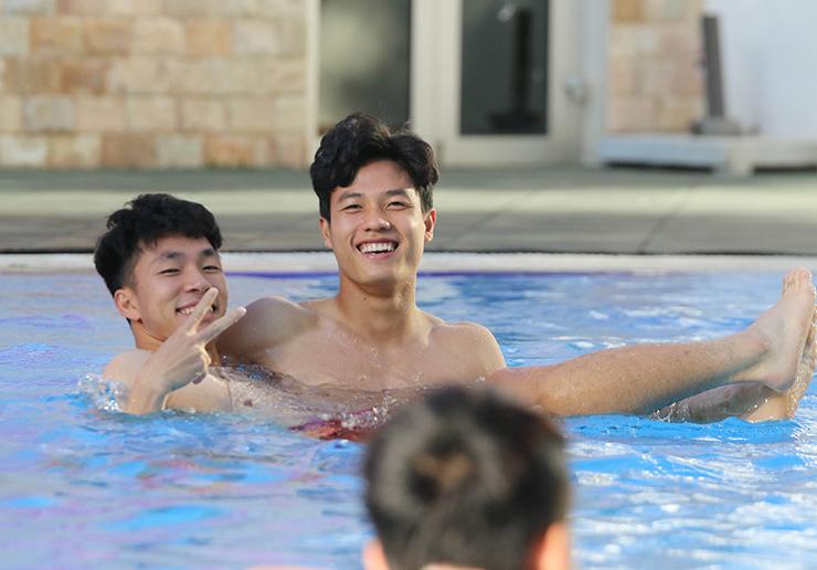 Dàn cầu thủ U23 Việt Nam lột áo khoe body, nhìn đâu mê đó-3