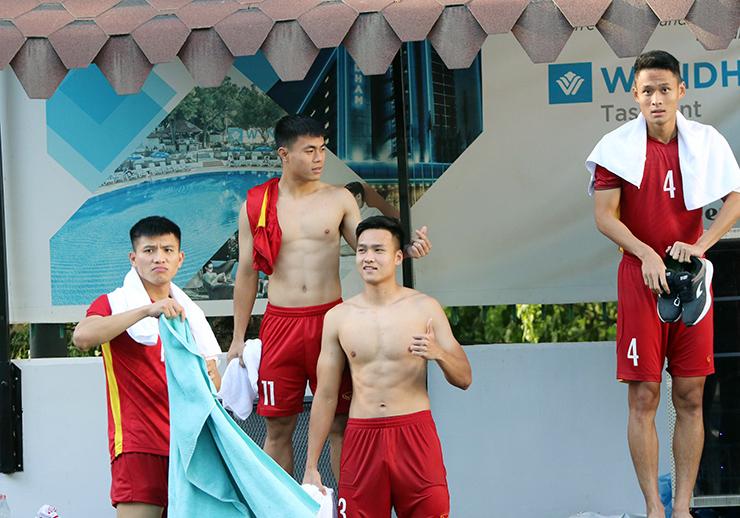 Dàn cầu thủ U23 Việt Nam lột áo khoe body, nhìn đâu mê đó-6