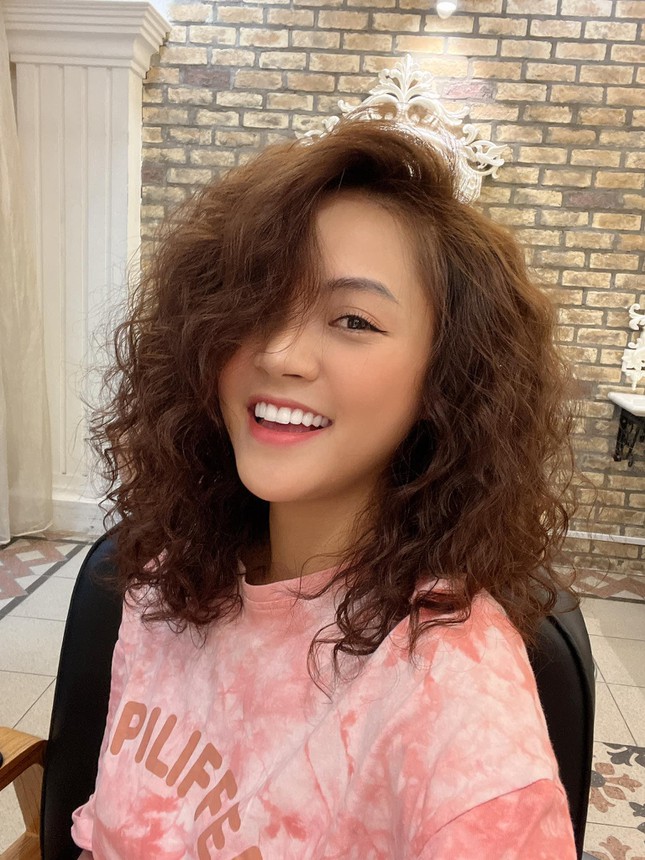 Thu Quỳnh bất ngờ để lại kiểu tóc xoăn xù mì từng bị chê già-1
