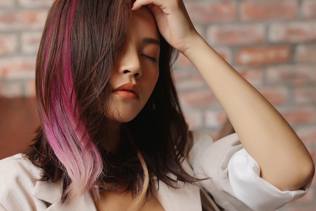 Thu Quỳnh bất ngờ để lại kiểu tóc xoăn xù mì từng bị chê già-8