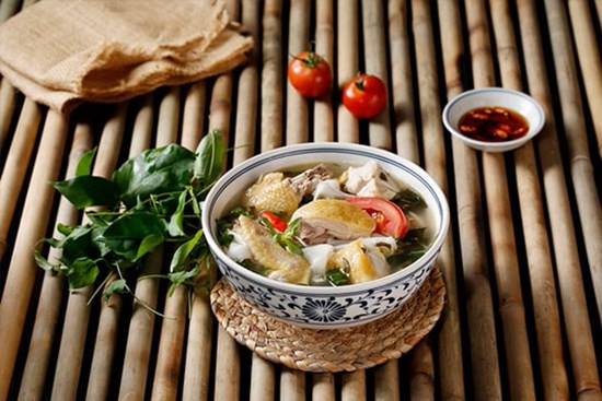 Cuối tuần mẹ đảm trổ tài nấu canh gà lá giang vị chua thanh mát, đậm đà, cả nhà ai cũng xuýt xoa khen ngon