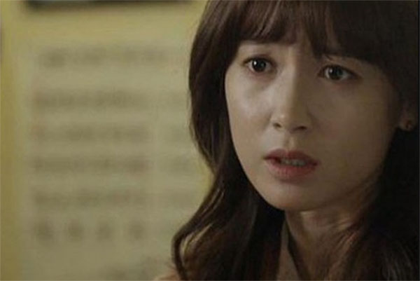 Nửa đêm không ngủ được, tôi lấy kéo cắt sợi chỉ thừa trên quần chồng, không ngờ anh bừng tỉnh thú nhận 1 chuyện!-2