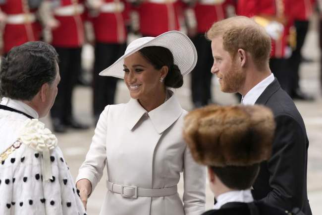 Khoảnh khắc Harry và Meghan Markle tình tứ bên nhau tại Lễ Tạ ơn Nữ hoàng, thể hiện sự quan tâm bằng những chi tiết rất tinh tế-1