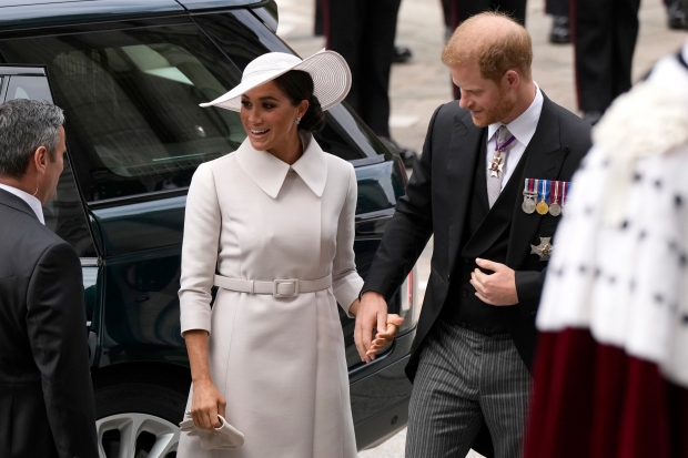 Khoảnh khắc Harry và Meghan Markle tình tứ bên nhau tại Lễ Tạ ơn Nữ hoàng, thể hiện sự quan tâm bằng những chi tiết rất tinh tế-2