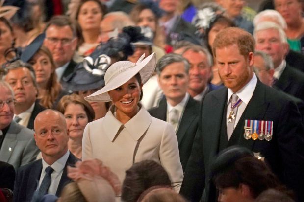 Khoảnh khắc Harry và Meghan Markle tình tứ bên nhau tại Lễ Tạ ơn Nữ hoàng, thể hiện sự quan tâm bằng những chi tiết rất tinh tế-3