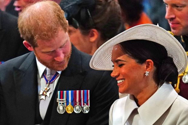 Khoảnh khắc Harry và Meghan Markle tình tứ bên nhau tại Lễ Tạ ơn Nữ hoàng, thể hiện sự quan tâm bằng những chi tiết rất tinh tế-4