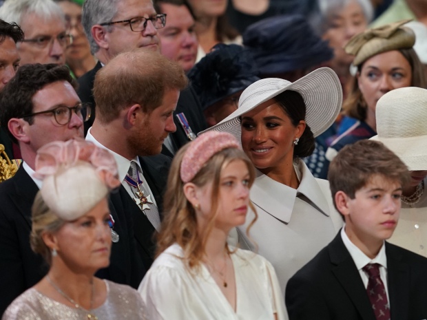 Khoảnh khắc Harry và Meghan Markle tình tứ bên nhau tại Lễ Tạ ơn Nữ hoàng, thể hiện sự quan tâm bằng những chi tiết rất tinh tế-5