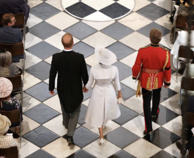 Khoảnh khắc Harry và Meghan Markle tình tứ bên nhau tại Lễ Tạ ơn Nữ hoàng, thể hiện sự quan tâm bằng những chi tiết rất tinh tế-6