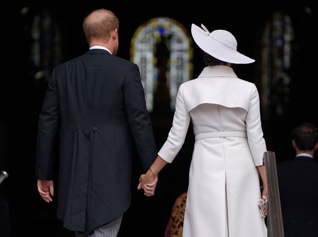 Khoảnh khắc Harry và Meghan Markle tình tứ bên nhau tại Lễ Tạ ơn Nữ hoàng, thể hiện sự quan tâm bằng những chi tiết rất tinh tế-7