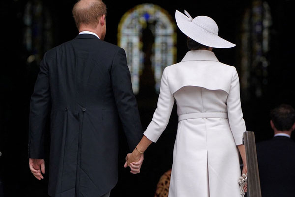 Gia đình Harry - Meghan công khai bức ảnh thứ 2 về con gái Lilibet, dân mạng thích thú trước một chi tiết-3