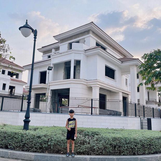 Con trai Lệ Quyên 5 tuổi đã có thẻ đen quyền lực, dùng toàn hàng hiệu, được bố tặng nhà 200 tỷ-9