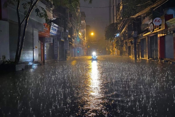 Kết thúc đợt nắng nóng diện rộng đầu tiên trong năm, miền Bắc chuẩn bị đón mưa to trở lại trong những ngày tới-1