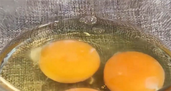Đổ trứng vào cơm rồi nấu theo cách này, ăn cực lạ miệng, người già trẻ nhỏ đều mê-3