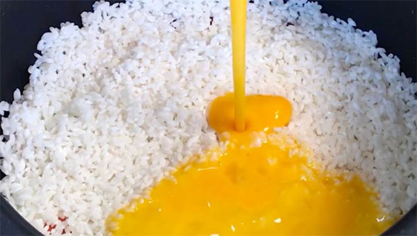 Đổ trứng vào cơm rồi nấu theo cách này, ăn cực lạ miệng, người già trẻ nhỏ đều mê-5
