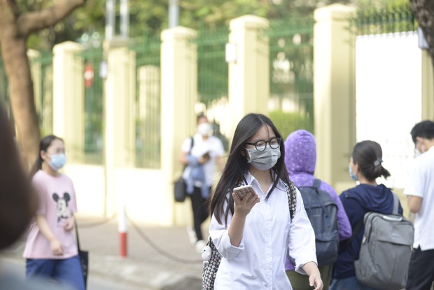 Gần 4.000 thí sinh chính thức dự thi vào lớp 10 THPT chuyên Ngoại ngữ: Một vài trường hợp đến muộn, phụ huynh đứng ngồi la liệt chờ con-3