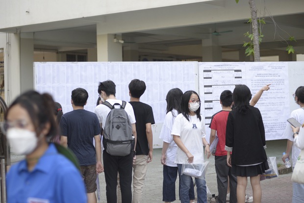 Gần 4.000 thí sinh chính thức dự thi vào lớp 10 THPT chuyên Ngoại ngữ: Một vài trường hợp đến muộn, phụ huynh đứng ngồi la liệt chờ con-4