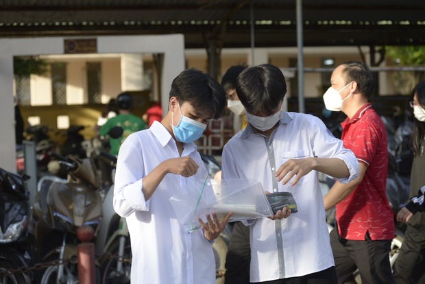 Gần 4.000 thí sinh chính thức dự thi vào lớp 10 THPT chuyên Ngoại ngữ: Một vài trường hợp đến muộn, phụ huynh đứng ngồi la liệt chờ con-5