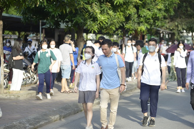 Gần 4.000 thí sinh chính thức dự thi vào lớp 10 THPT chuyên Ngoại ngữ: Một vài trường hợp đến muộn, phụ huynh đứng ngồi la liệt chờ con-6