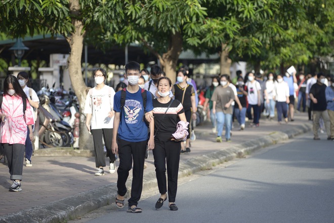 Gần 4.000 thí sinh chính thức dự thi vào lớp 10 THPT chuyên Ngoại ngữ: Một vài trường hợp đến muộn, phụ huynh đứng ngồi la liệt chờ con-7