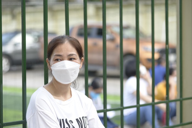 Gần 4.000 thí sinh chính thức dự thi vào lớp 10 THPT chuyên Ngoại ngữ: Một vài trường hợp đến muộn, phụ huynh đứng ngồi la liệt chờ con-9