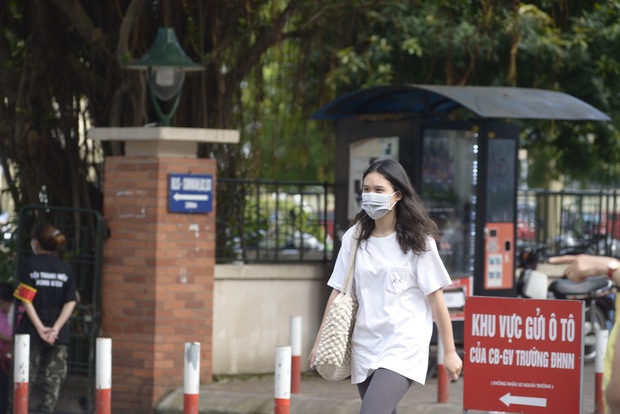 Gần 4.000 thí sinh chính thức dự thi vào lớp 10 THPT chuyên Ngoại ngữ: Một vài trường hợp đến muộn, phụ huynh đứng ngồi la liệt chờ con-10