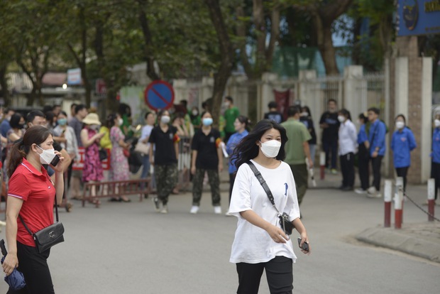 Gần 4.000 thí sinh chính thức dự thi vào lớp 10 THPT chuyên Ngoại ngữ: Một vài trường hợp đến muộn, phụ huynh đứng ngồi la liệt chờ con-11