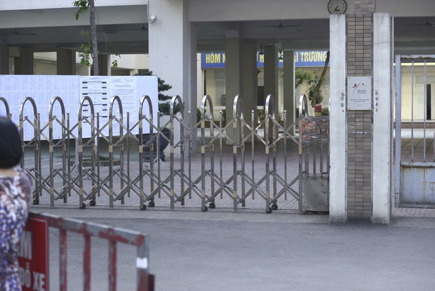 Gần 4.000 thí sinh chính thức dự thi vào lớp 10 THPT chuyên Ngoại ngữ: Một vài trường hợp đến muộn, phụ huynh đứng ngồi la liệt chờ con-12