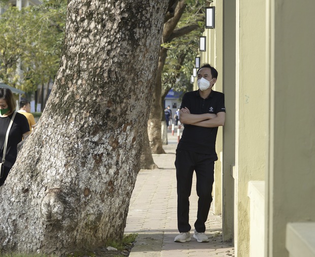 Gần 4.000 thí sinh chính thức dự thi vào lớp 10 THPT chuyên Ngoại ngữ: Một vài trường hợp đến muộn, phụ huynh đứng ngồi la liệt chờ con-14