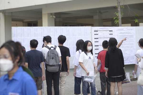 Giá sách giáo khoa mới cao gấp 2, 3 lần: Vì sao và giải pháp nào để hạ giá?-4