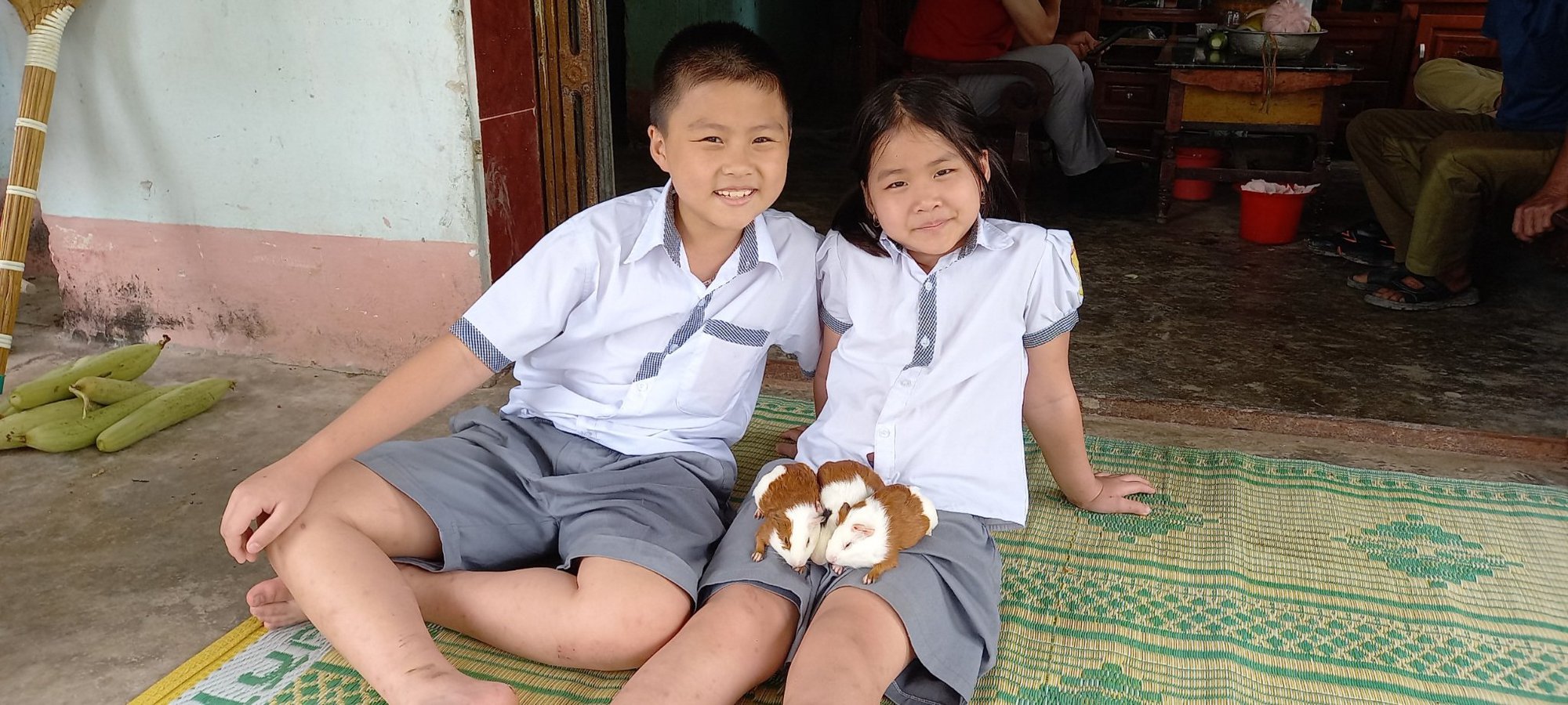 Thấy con trai giấu vội mảnh giấy, mẹ tra hỏi bằng được, sự thật khiến mẹ bật khóc xấu hổ: Những phút không tinh tế đã nhận về bài học đắt giá-1