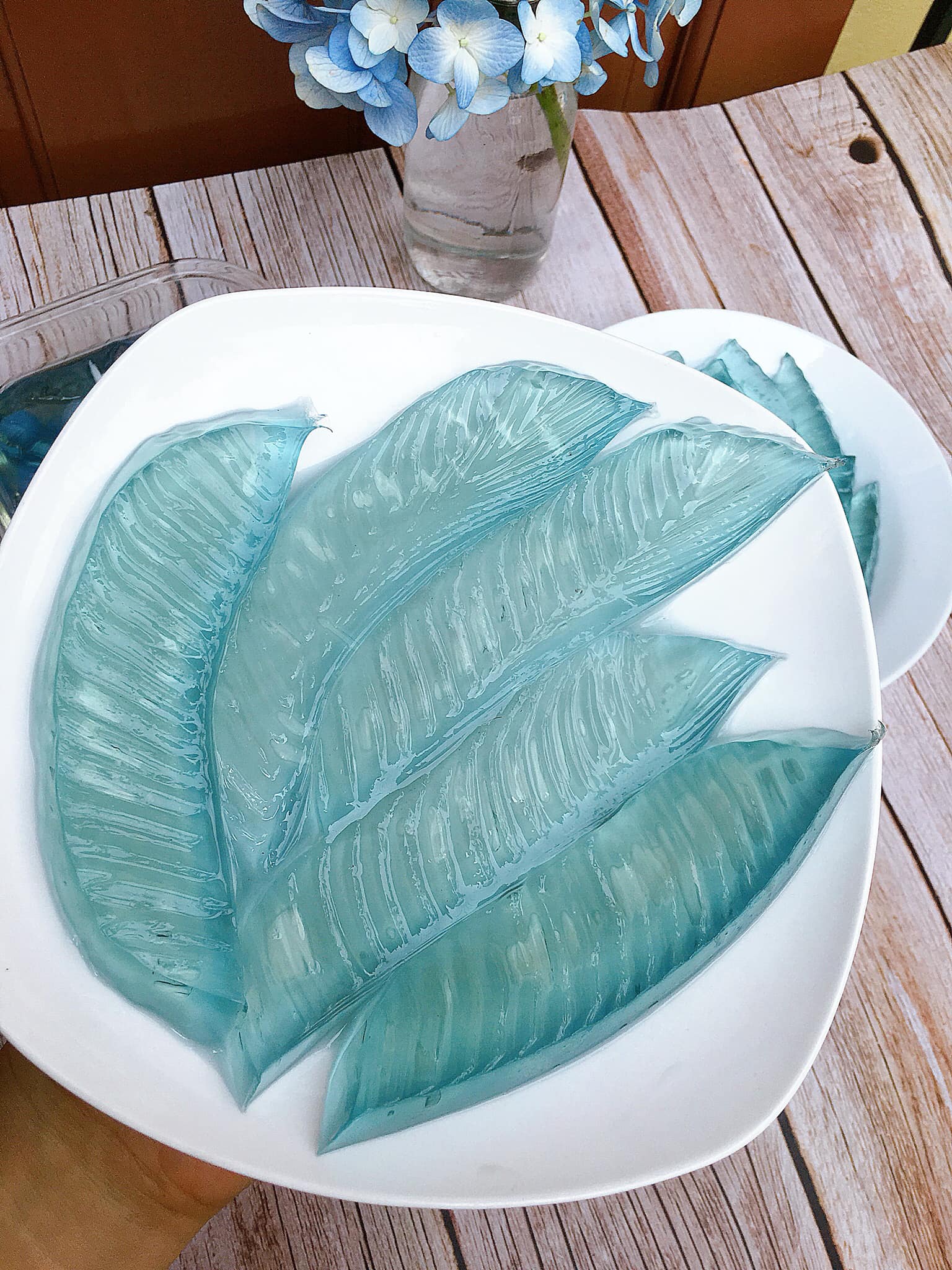 Trổ tài làm chè lá nếp thạch rau câu và trân châu hoa đậu biếc đẹp mắt, mát lạnh-2