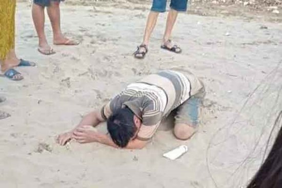 Người cha khóc ngất khi hai con tử vong lúc đi tắm biển