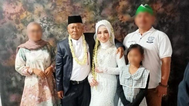 Vừa gặp 1 tháng, cô gái 19 cưới luôn ông chồng 63 tuổi: Nhìn đến quà cưới mà bất ngờ!-4